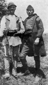 1927 - Doi români de viță veche pe muntele Larga: un Mocan sau Mărginean din Poiana Sibiului și un baci aromân<br />Sursa: http://solomonarii.uv.ro/gallery-3.htm