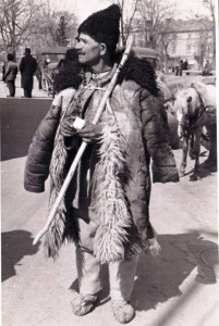 Oier cu toiag și cu o bucata de brânză - <br />România ani 1930<br />Sursahttps://ro.pinterest.com/pin/501307002253831848/